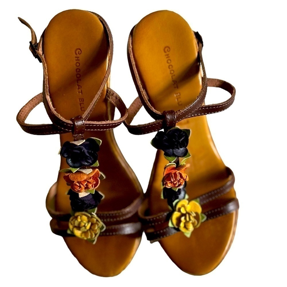 CHOCOLAT BLU T-STRAP LEATHER FLOWERS WESGE SANDAL SIZE 38 EUC